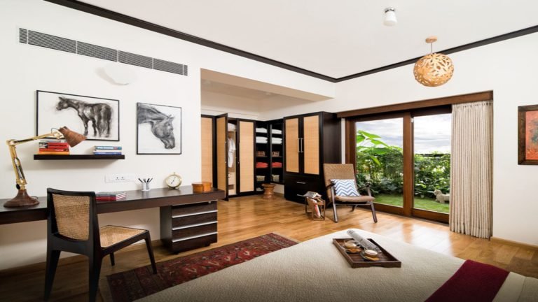 Total Environment - Learning to Fly - Learning to Fly-Apartment in Bangalore Master bedroom with closet